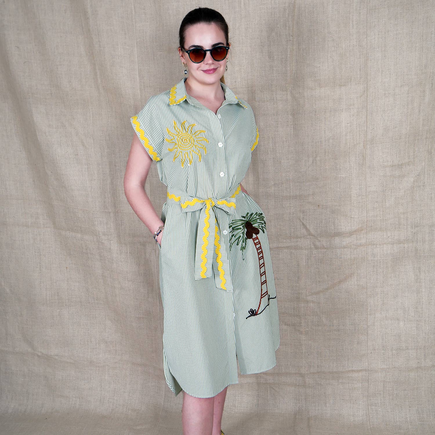 Lalipop Design – Großhandel Kleid – Damen – Nadelstreifen-Hemdkleid aus Baumwolle mit Sun & Palm Tree Stickerei4