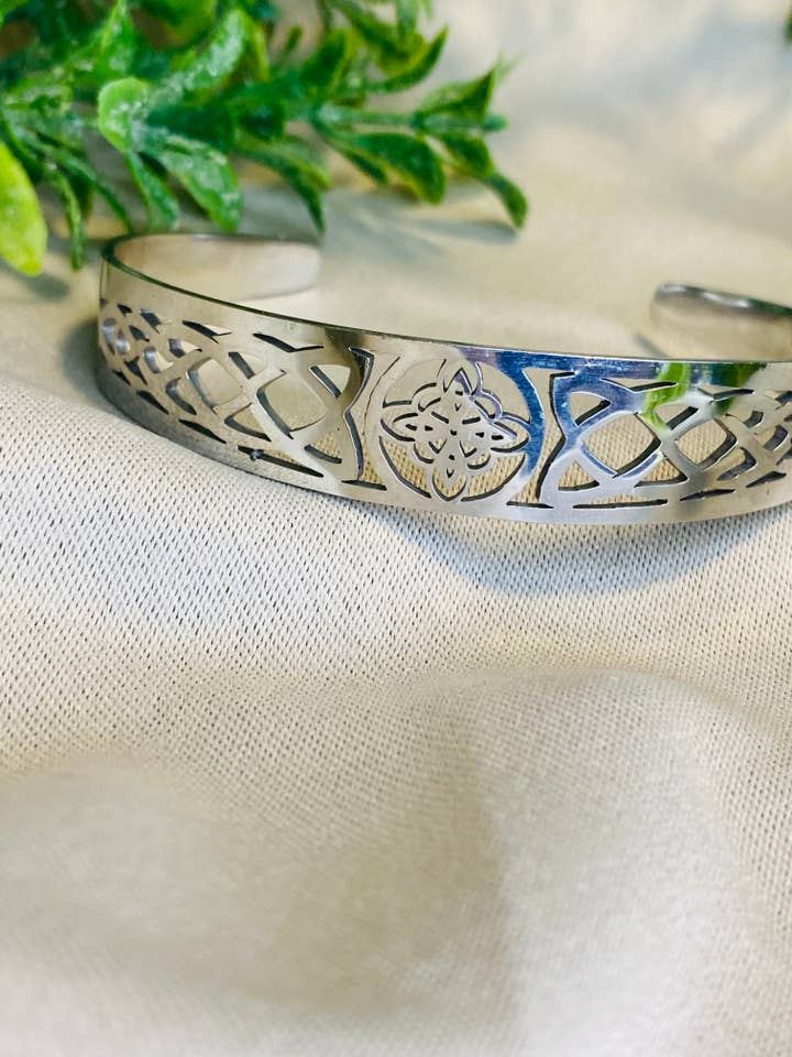 Witches Knot Protection Bangle for wholesale by Moonsence