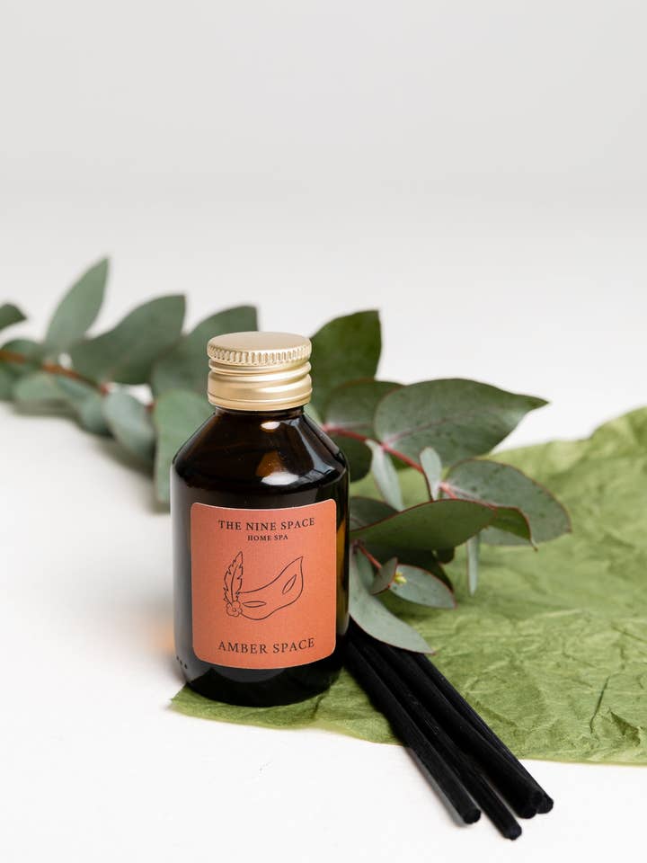 Parfum d’ambiance AMBER SPACE en verre brun pour la vente par THE NINE SPACE