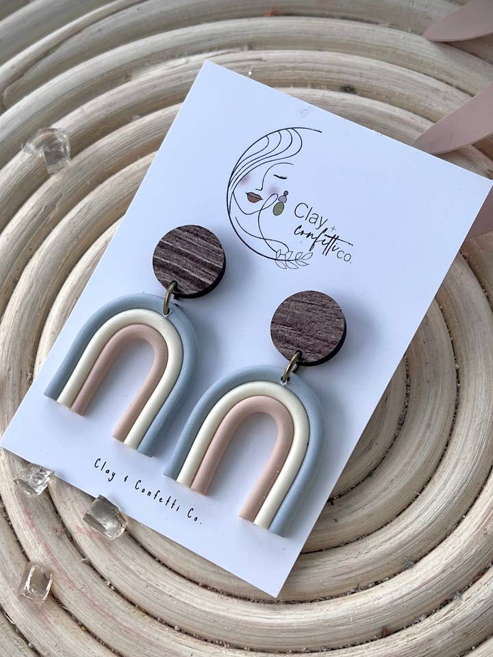 Boho dämpad regnbåge lera dingla örhänge för wholesale av Clay & Confetti Co.
