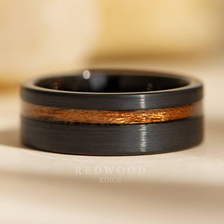 La Bague Redwood, Tungstène Brossé Noir et Incrustation de Séquoia Authentique - 8MM pour la vente par Redwood Rings