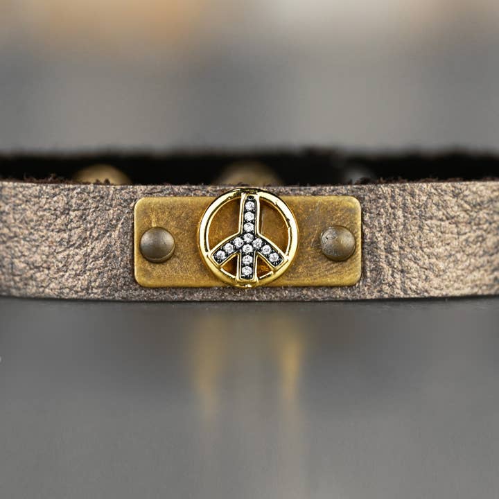 KBD Studio - Venta al por mayor Pulseras tipo brazalete - Brazalete apilable de cuero con Pave Peace1