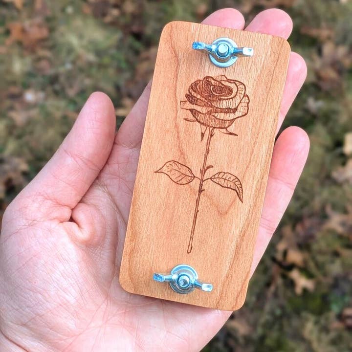 Presse à fleurs de poche avec motif rose | 2" x 4" pour la vente par Macon Makes