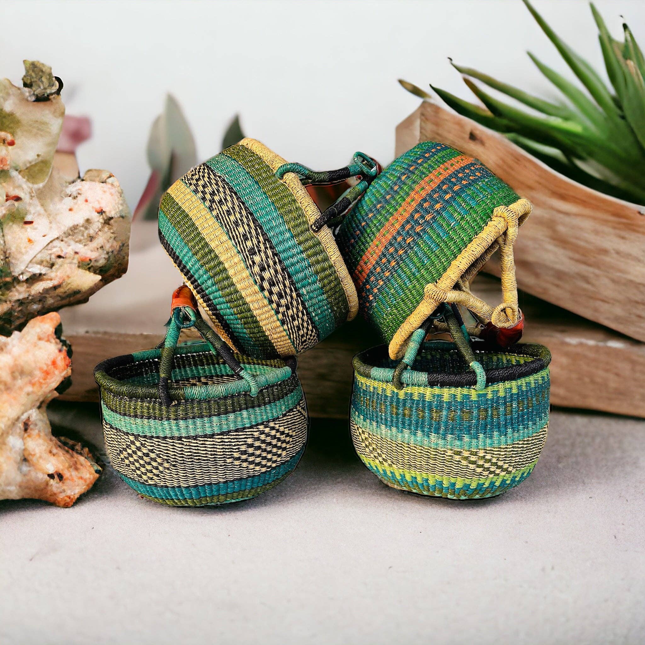 The African Home Goods - Vente Paniers - Panier Bolga Market de taille moyenne avec poignée gainée de cuir (les couleurs varient) L : 11 à 13 pouces H : 8 à 10 pouces, vert 1 EA4