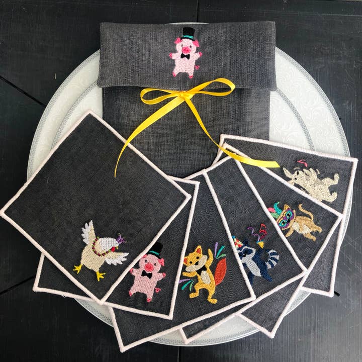 Serviettes à cocktail en lin brodées "Animaux de fête" - Ensemble de 4 pour la vente par Belle Linen