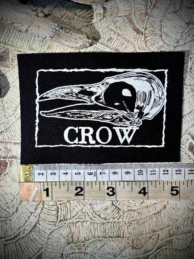 Patch tête de corbeau. pour la vente par Three Raccoons