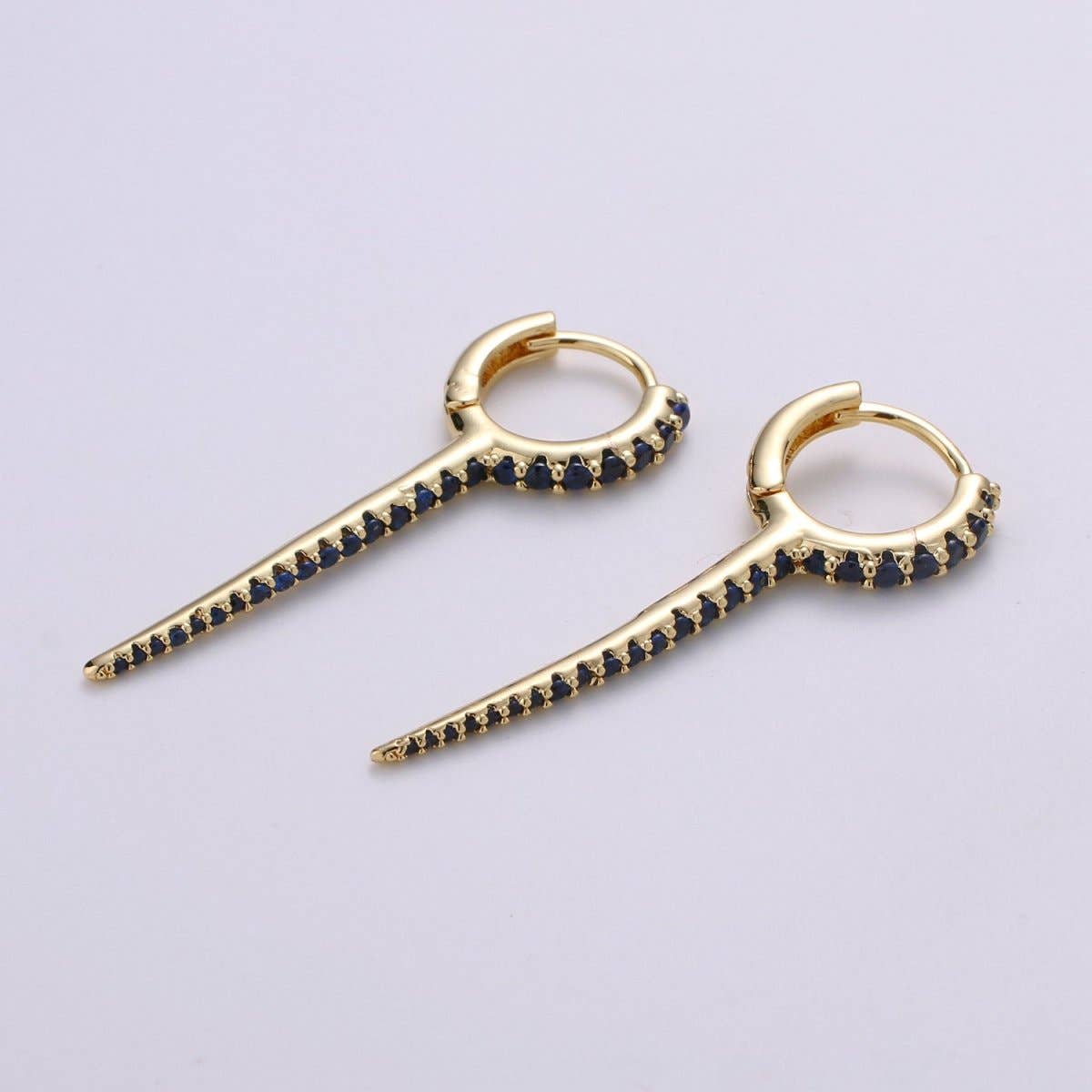 Aim Eternal – Engroshandel Huggie-øreringe – Delikate Huggie øreringe, pig øreringe, flerfarvede hoop øreringe, lange guld mikro pavé pig øreringe minimal smykke Q-165 - Q-1712