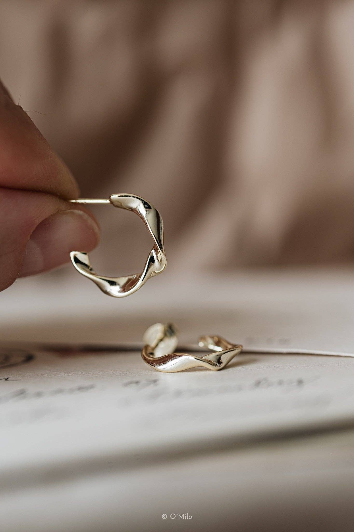 O'Milo – wholesale Hoop-örhängen – Tvinnade guldörhängen. Bruna