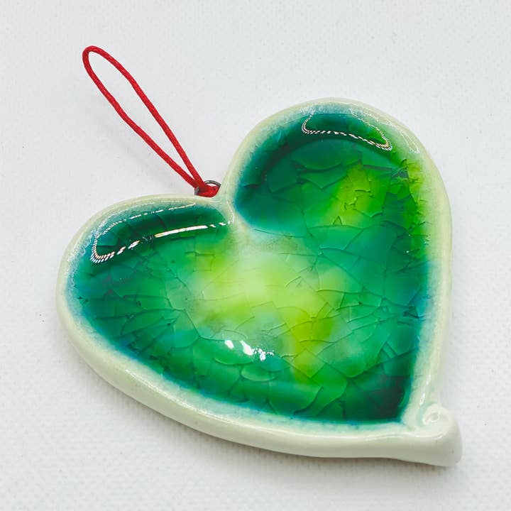 Handgefertigter grüner Keramik-Herzanhänger „Mood Heart“ aus Irland für den Großhandel von The Mood Designs Ceramics Limited