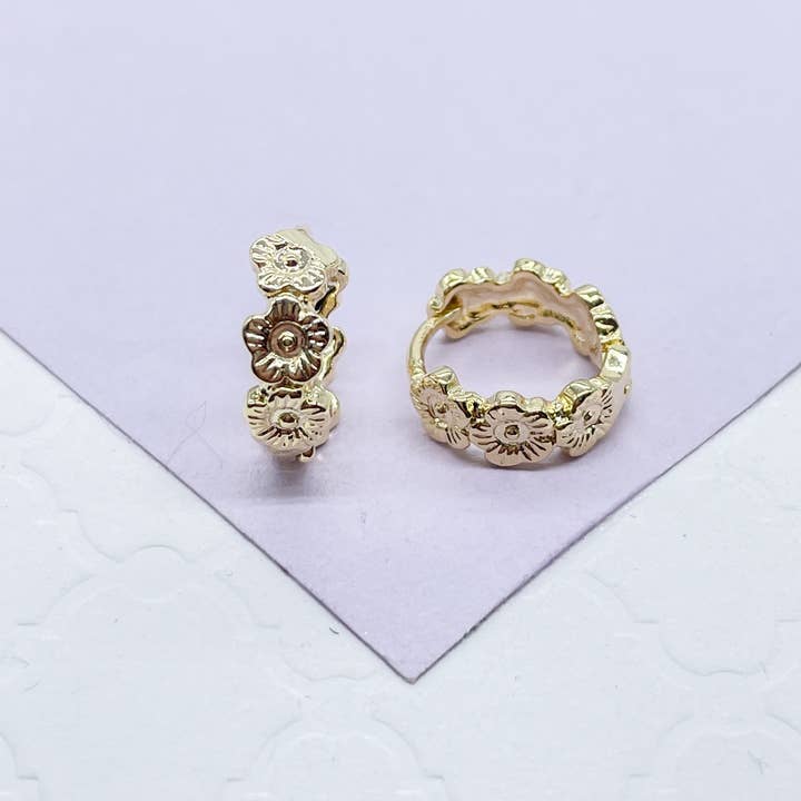 Orecchini a cerchio incisi a fiore in oro 18k GF per la vendita all'ingrosso da parte di Milie