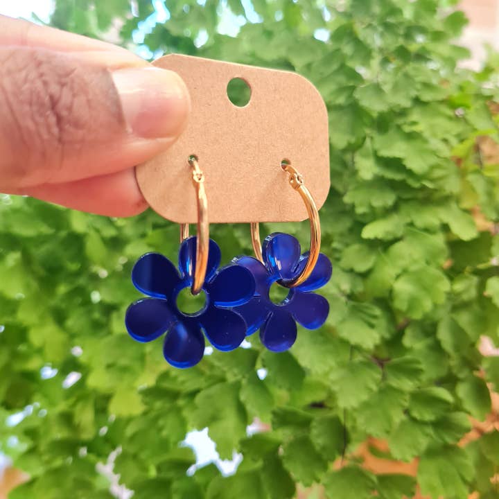 Dainty Flower Hoops | Gold Hoop für den Großhandel von Made By Moxxi