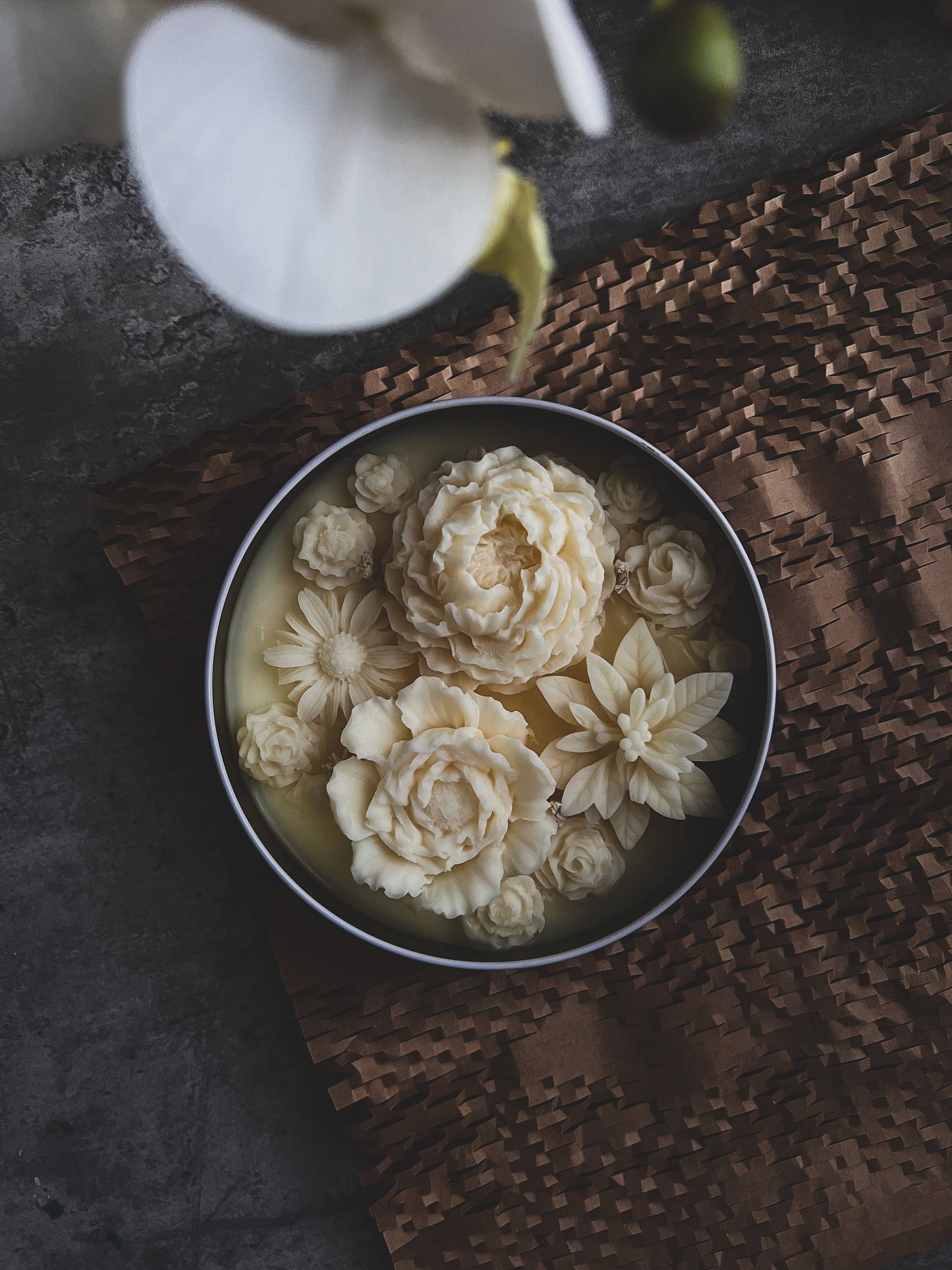 Agaboo Candle – Großhandel Kerze im Glas / gefüllte Kerze – Handgefertigte Flower Blossom Kerze 340 g (12 oz), 2x14 cm – Metallbehälter4