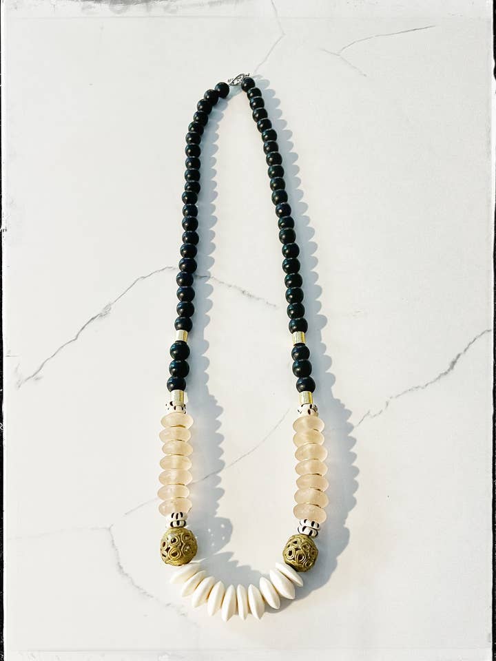 Collana con perline in vetro riciclato e legno in osso africano nero rosa per la vendita all'ingrosso da parte di GentrybyJenna