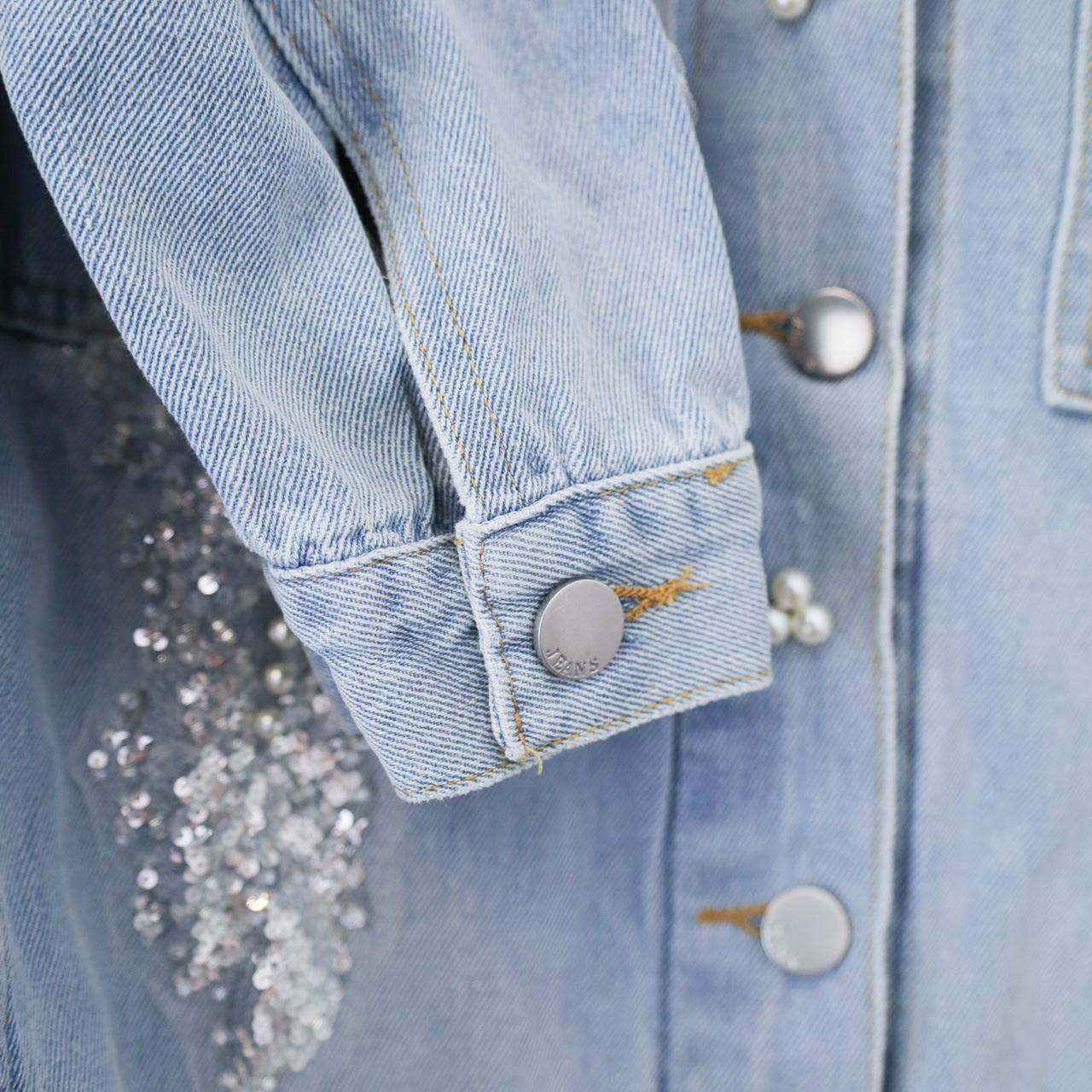 PEACH ACCESSORIES - Wholesale Denim Jacket - Women's - Romantic Floral & Pearl Light Blue Denim Jacket DNM014