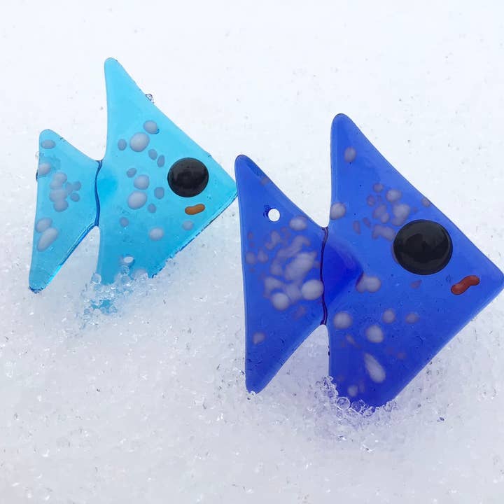 Tons variados de azuis, azul-petróleo e verdes. Enfeites de peixe para venda a revendedores na Faire3