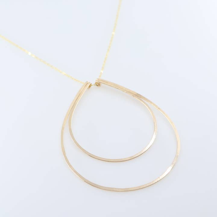 Collier en forme de larme forgé à double emboîtement pour la vente par J. Mills Studio