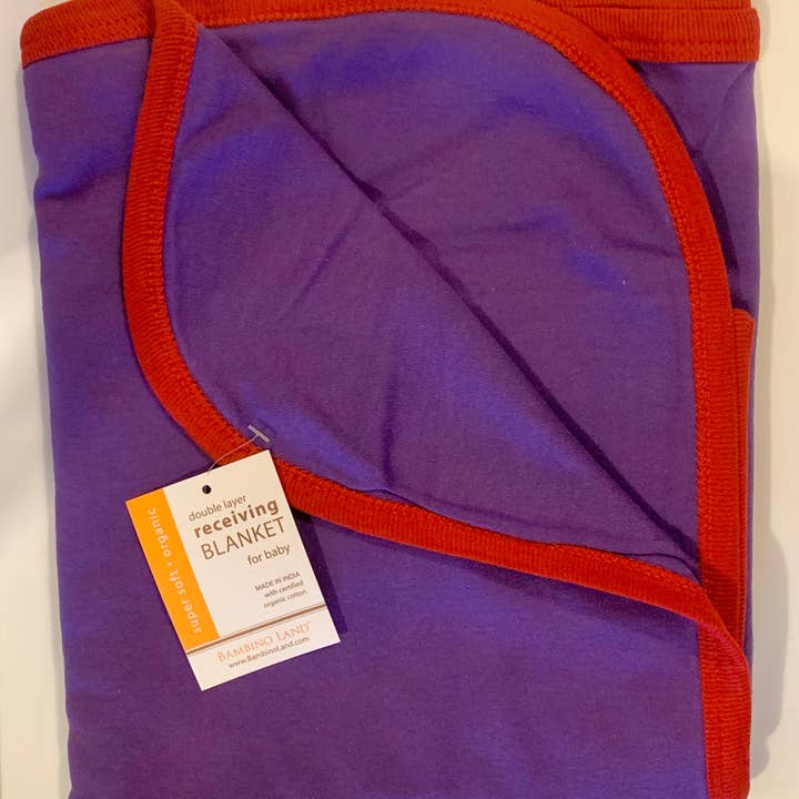 Couverture de réception en coton à double couche violette avec bordure rouge pour la vente par Bambino Land