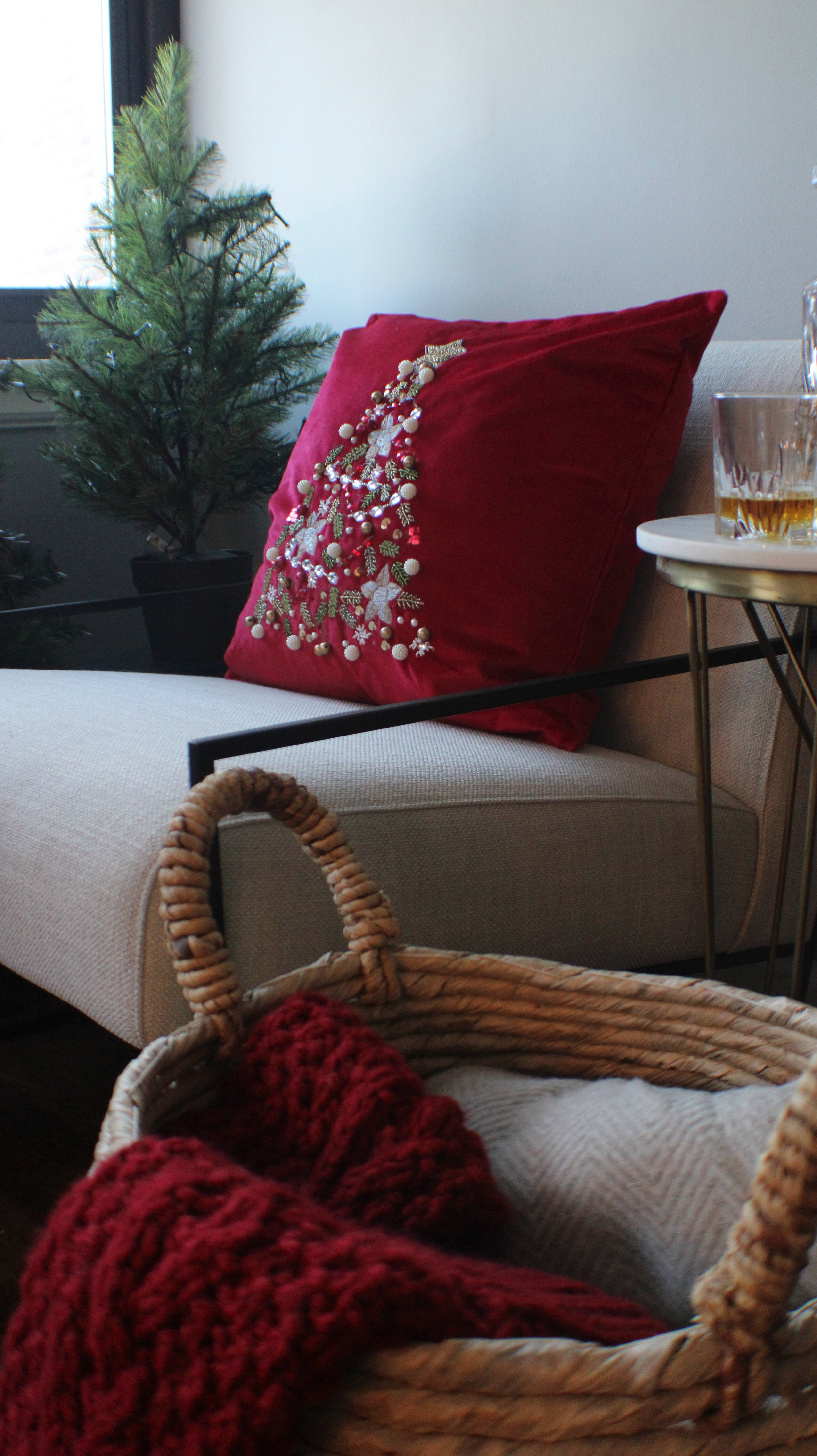 House Of Harkaari – wholesale Dekorativ kudde – Sammet pärlstav nyckfull julgran kudde2