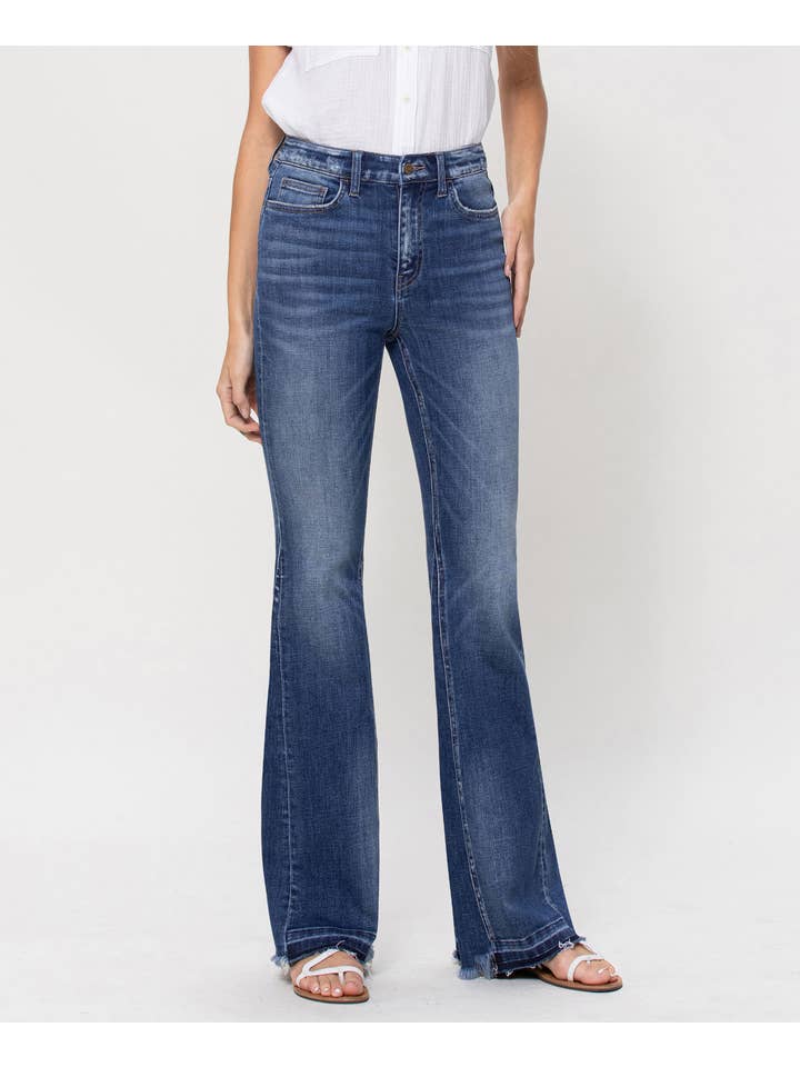 PIÙ SCURO E PIÙ SCURO JEANS SUPER FLARE CON INSERTO A VITA ALTA CON ORLO SFRANGIATO F4552 in vendita all'ingrosso su Faire3