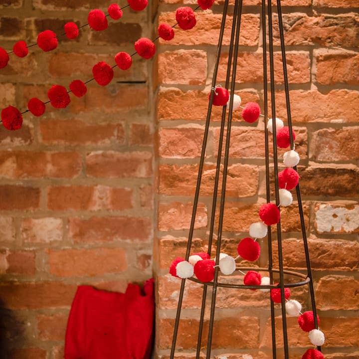 PomPom Galore – wholesale Christmas decoration – Christmas Red & White Pom Pom Garland2