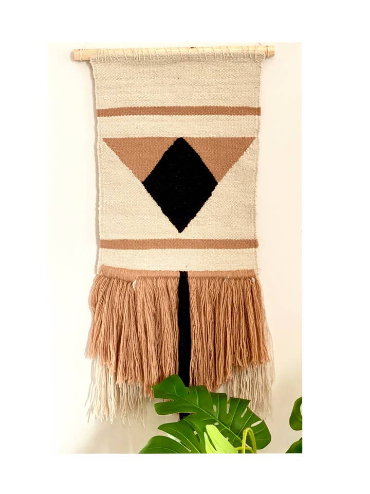 Décoration murale en triangles neutres bohémiens tissés à la main pour la vente par Cushy