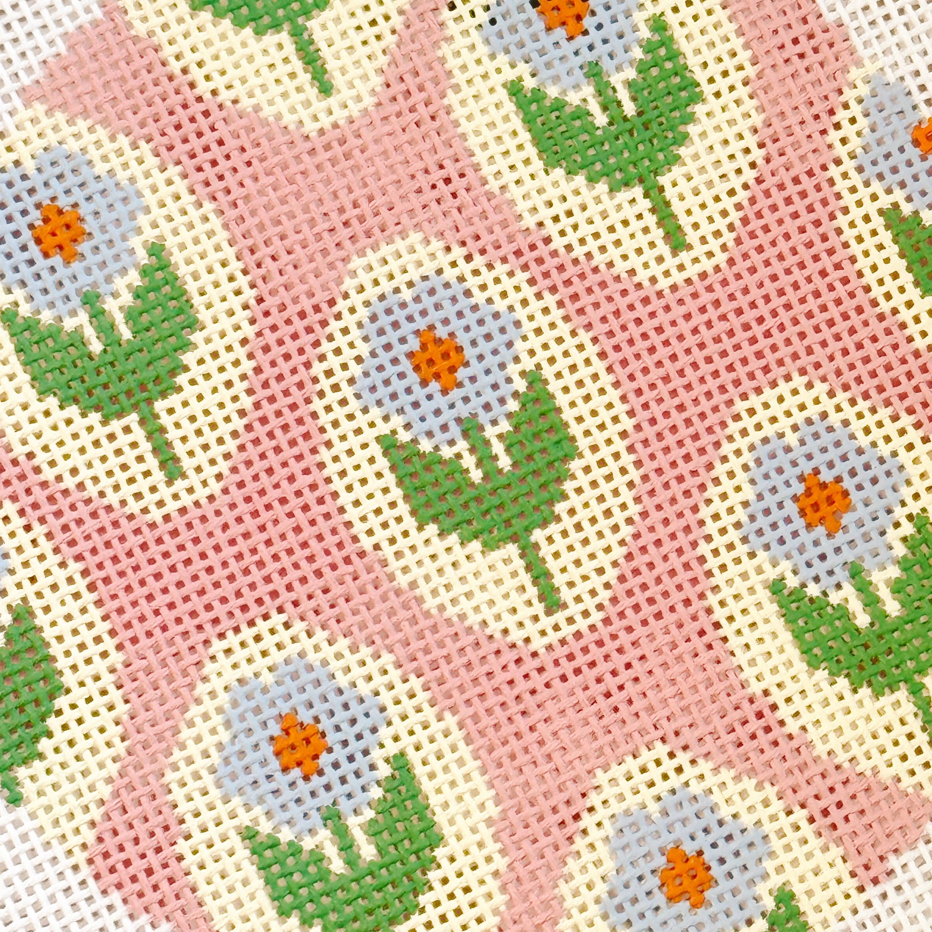 Cotswold Co Designs – Engroshandel Broderitilbehør – Gentagende Blomst 4" Rundt Broderi 18 Mesh Lærred, Trendy Broderilærred1