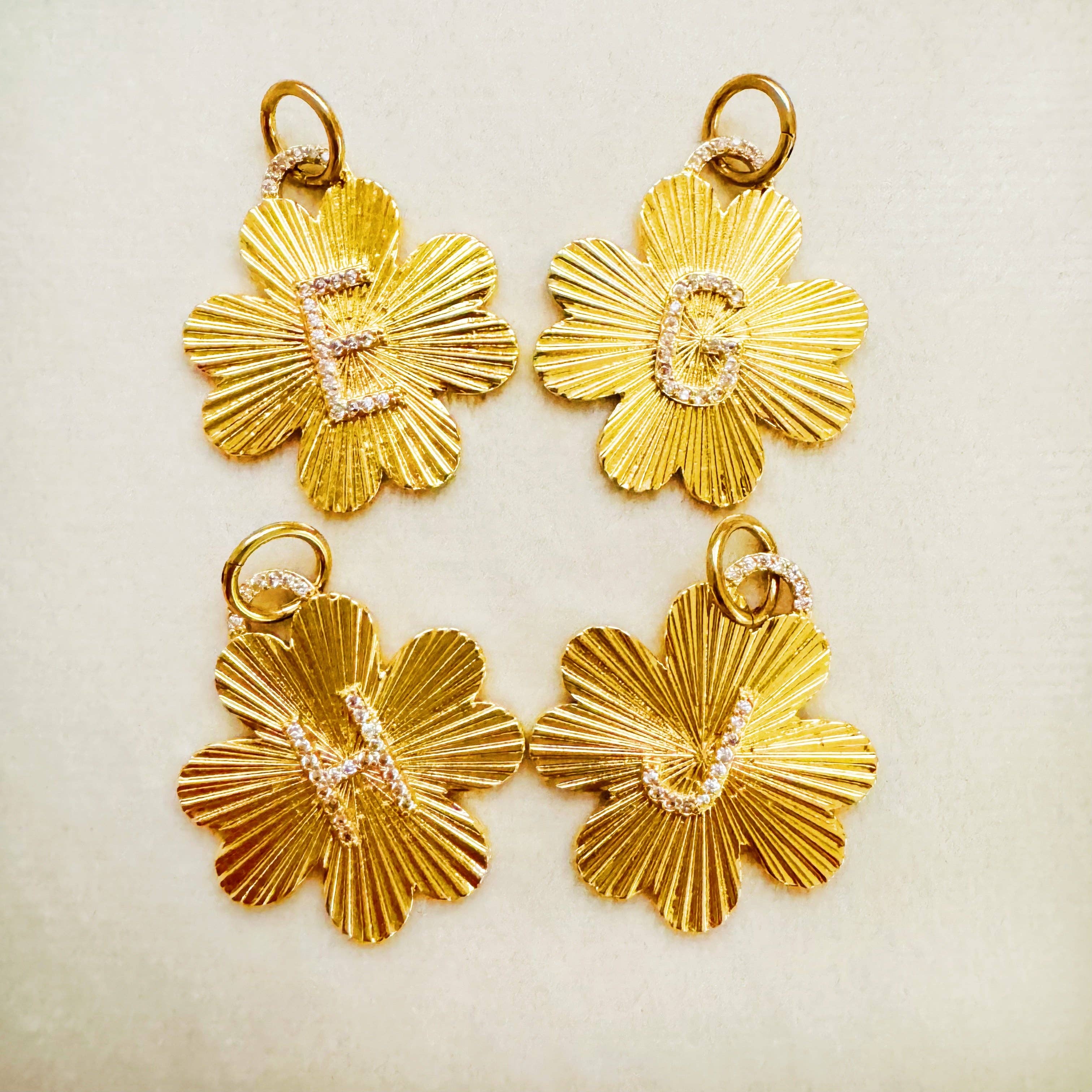 Ellison+Young - Venta al por mayor Abalorios/colgantes individuales - Colgante con clip sin costuras con iniciales de trébol1