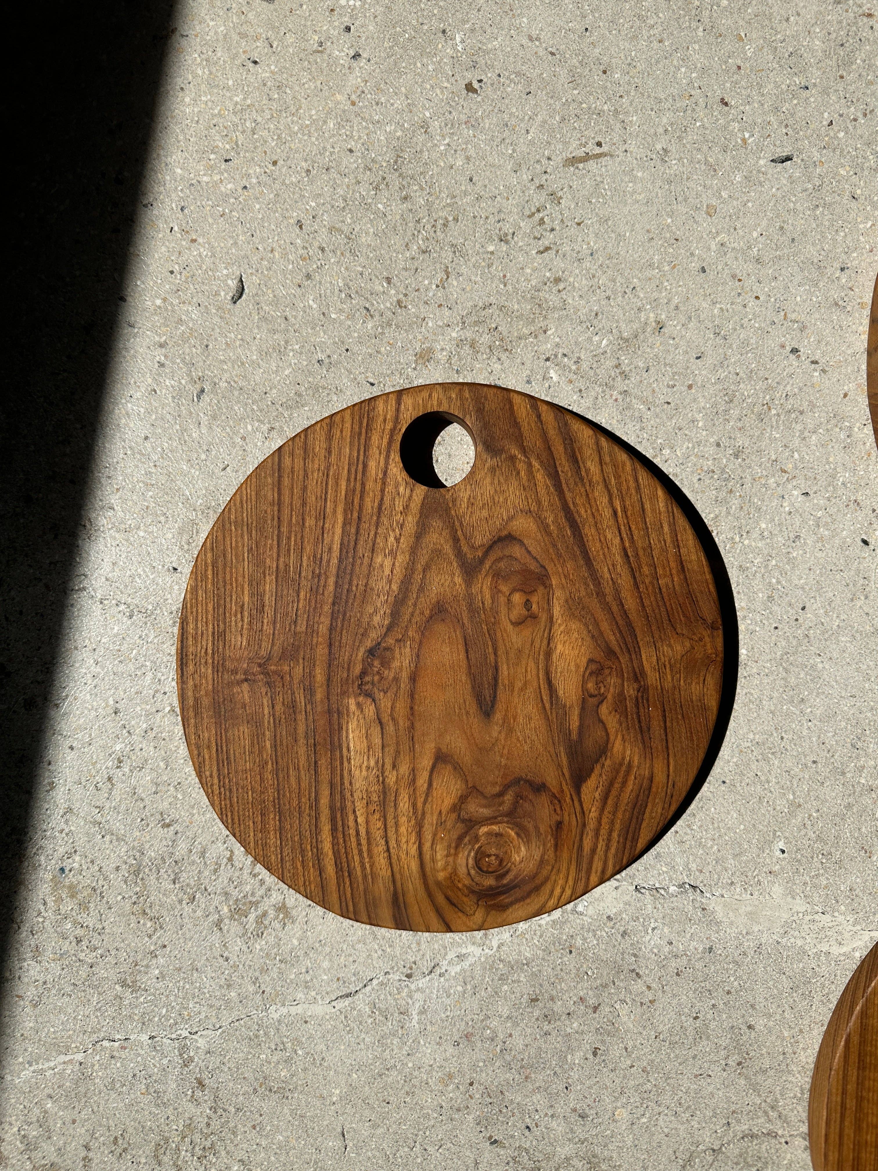 Office Objets – wholesale Skärbräda – Rund skärbräda i urholkad teak D:3020