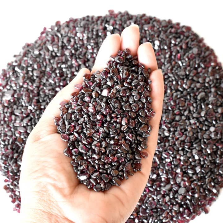 100g ruwe edelsteenstukjes van granaat | genezende kristalstukjes voor wholesale door Soothing Crystals