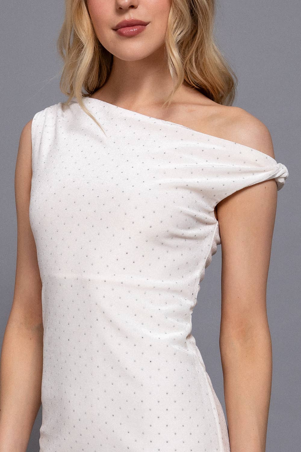 Active Basic | Active USA – Großhandel Kleid – Damen – Ärmelloses Samtkleid mit verdrehten Trägern und Strasssteinen3