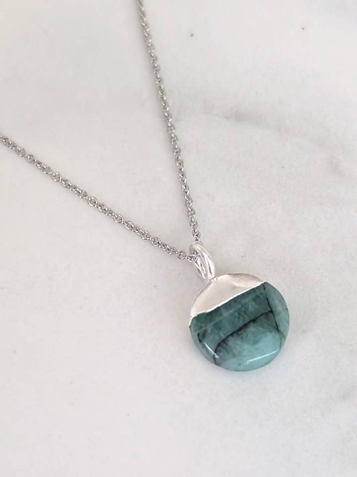 De Orb Emerald Mei Geboortesteen Ketting voor wholesale door Lapis London