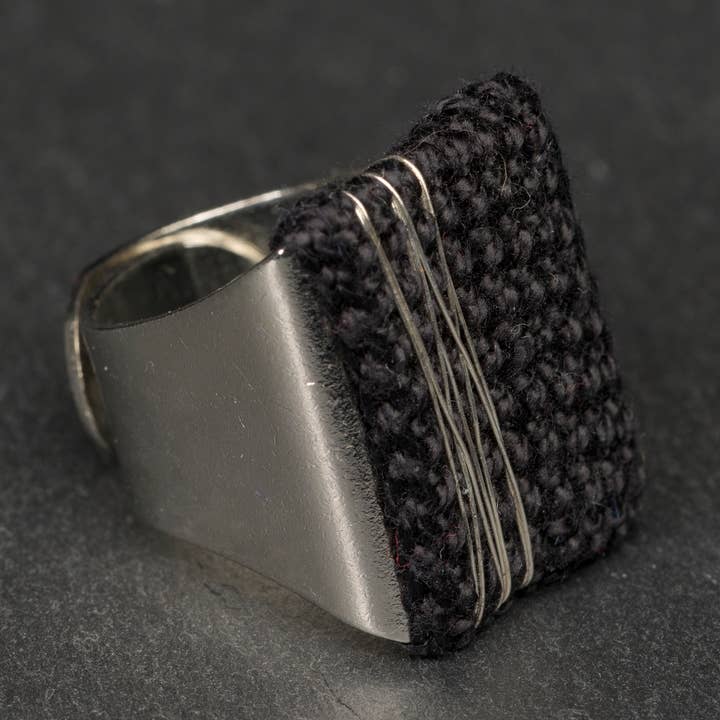 Justerbar fyrkantig ring med insats av virkad bomull för wholesale av Loom Design