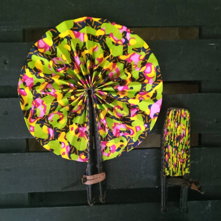 Ventilador de mão IT GIRL CAMO por atacado de The Afrophile