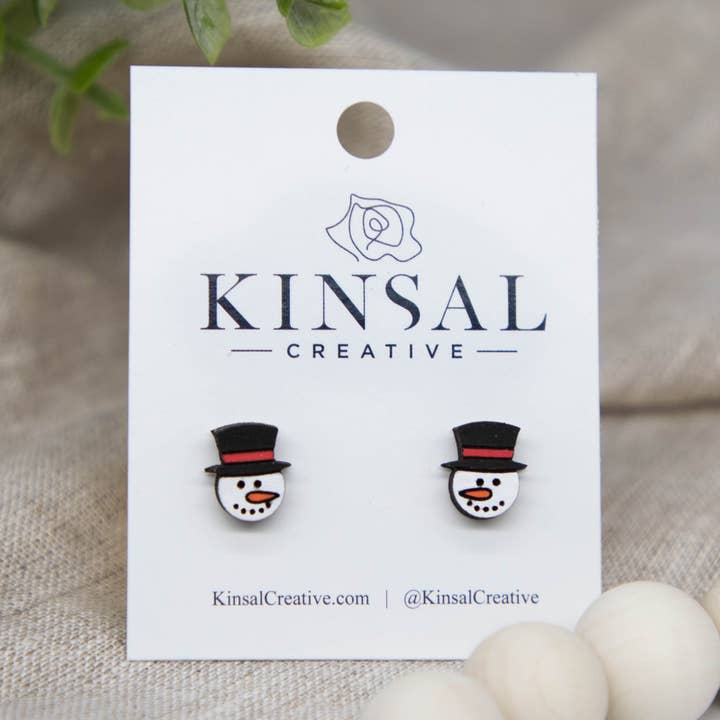 Boucles d'oreilles en bois avec tête de bonhomme pour la vente par Kinsal Creative