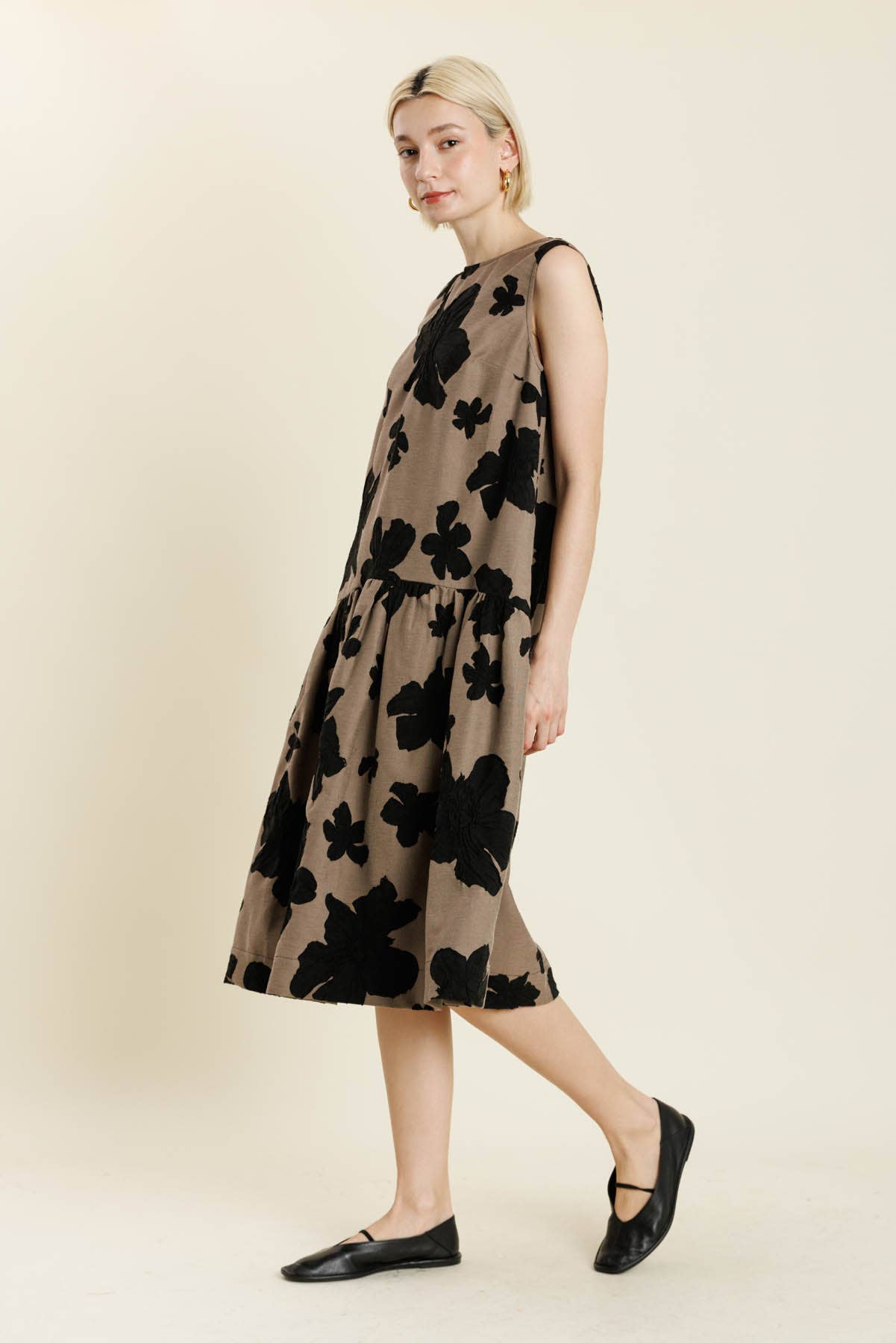 TAUPE AD2186 - MIDIKLÄNNING I JACQUARD MED NEDFÄLLD MIDJA för wholesale på Faire1