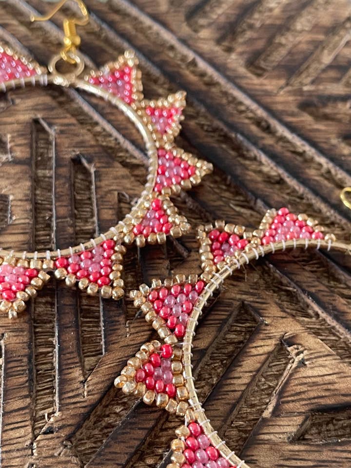 Solstråle Perlebesatte Øreringe – Pink/sort/blå med guld for engroshandel hos ANJI