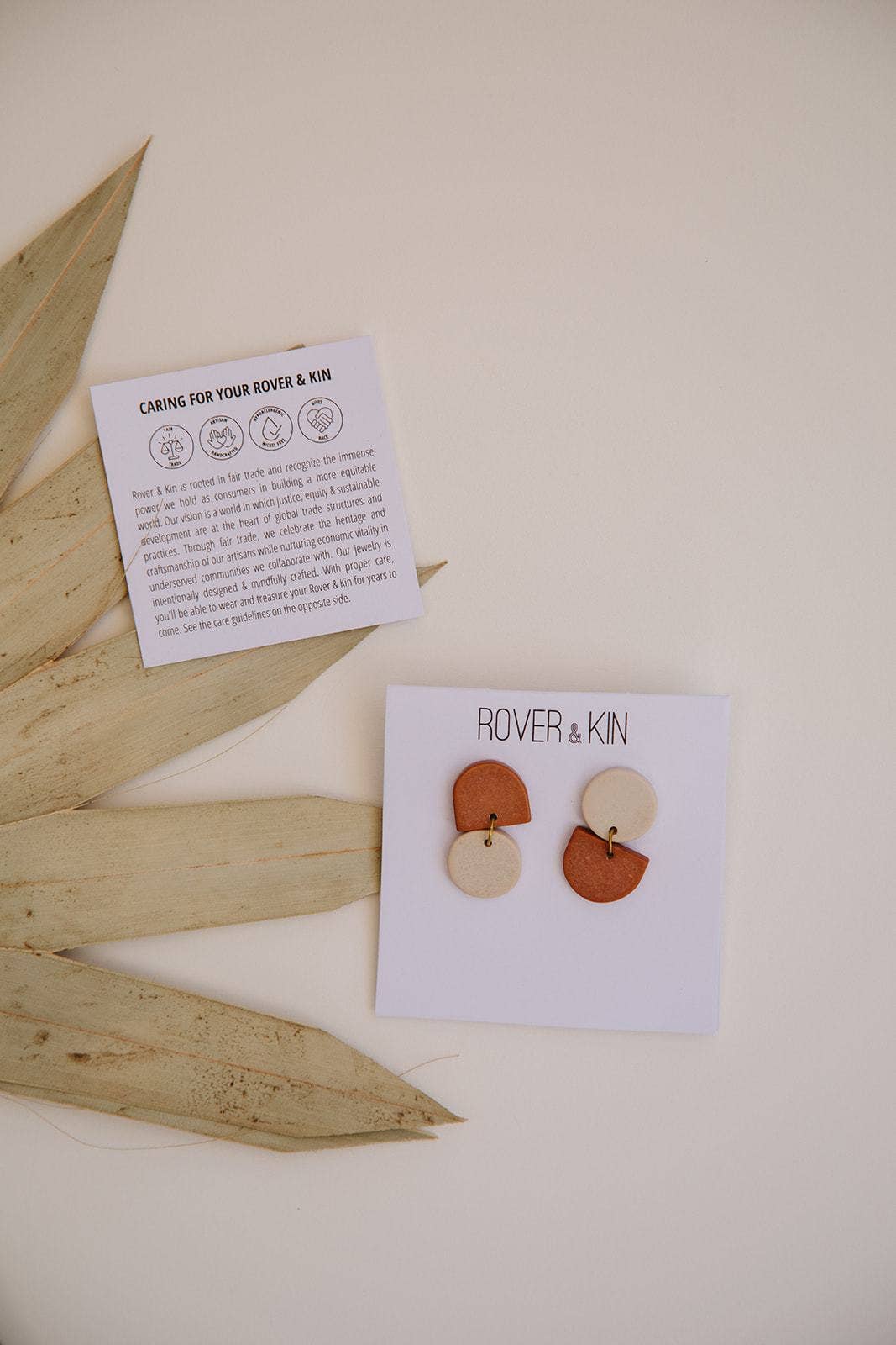 Rover & Kin - Vendita all'ingrosso Orecchini pendenti - Orecchini Backflip Clay10