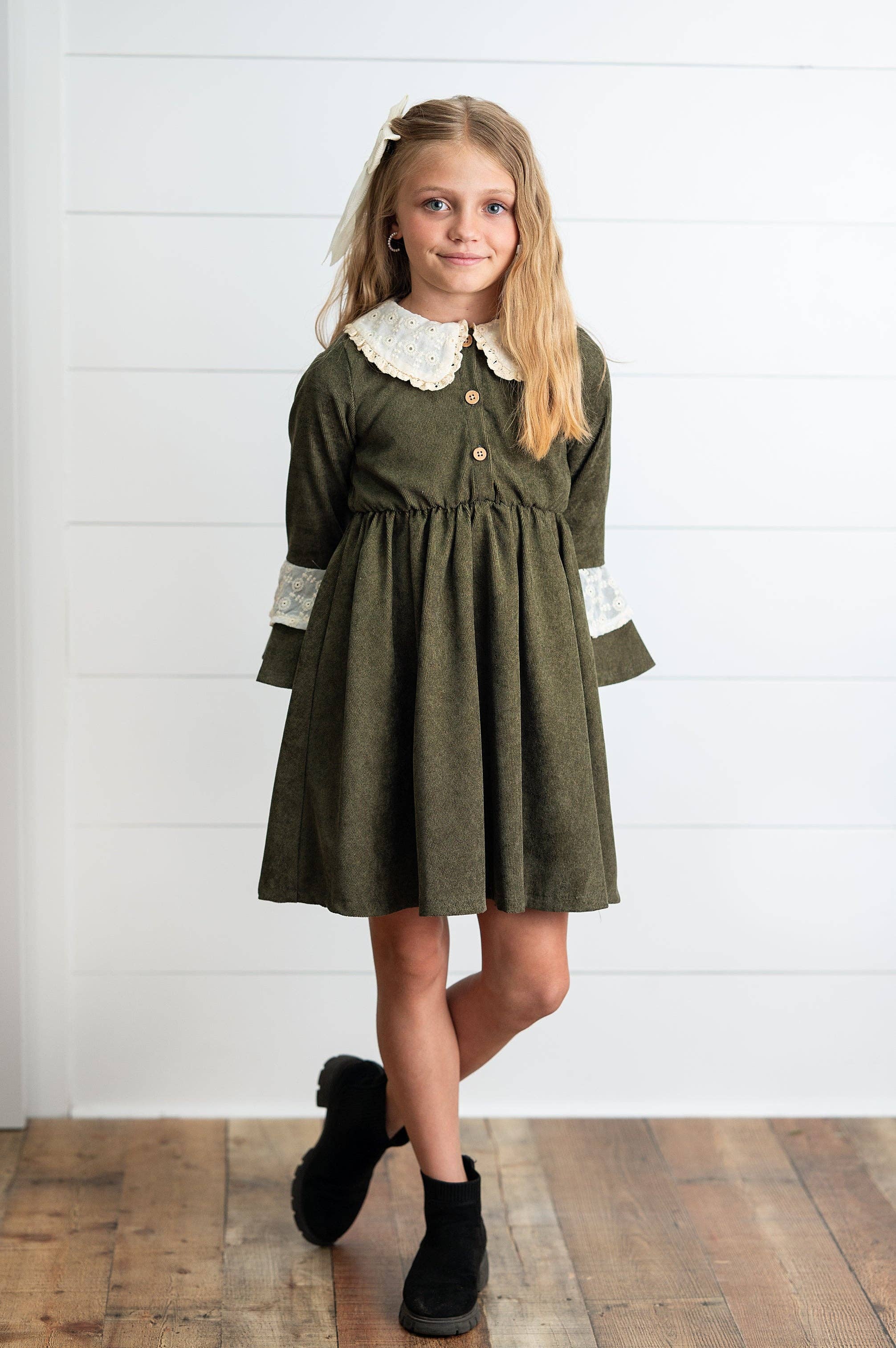 Wren & James - Vente Robe – enfant - Robe d'automne à manches évasées en velours côtelé vert olive et dentelle pour filles3