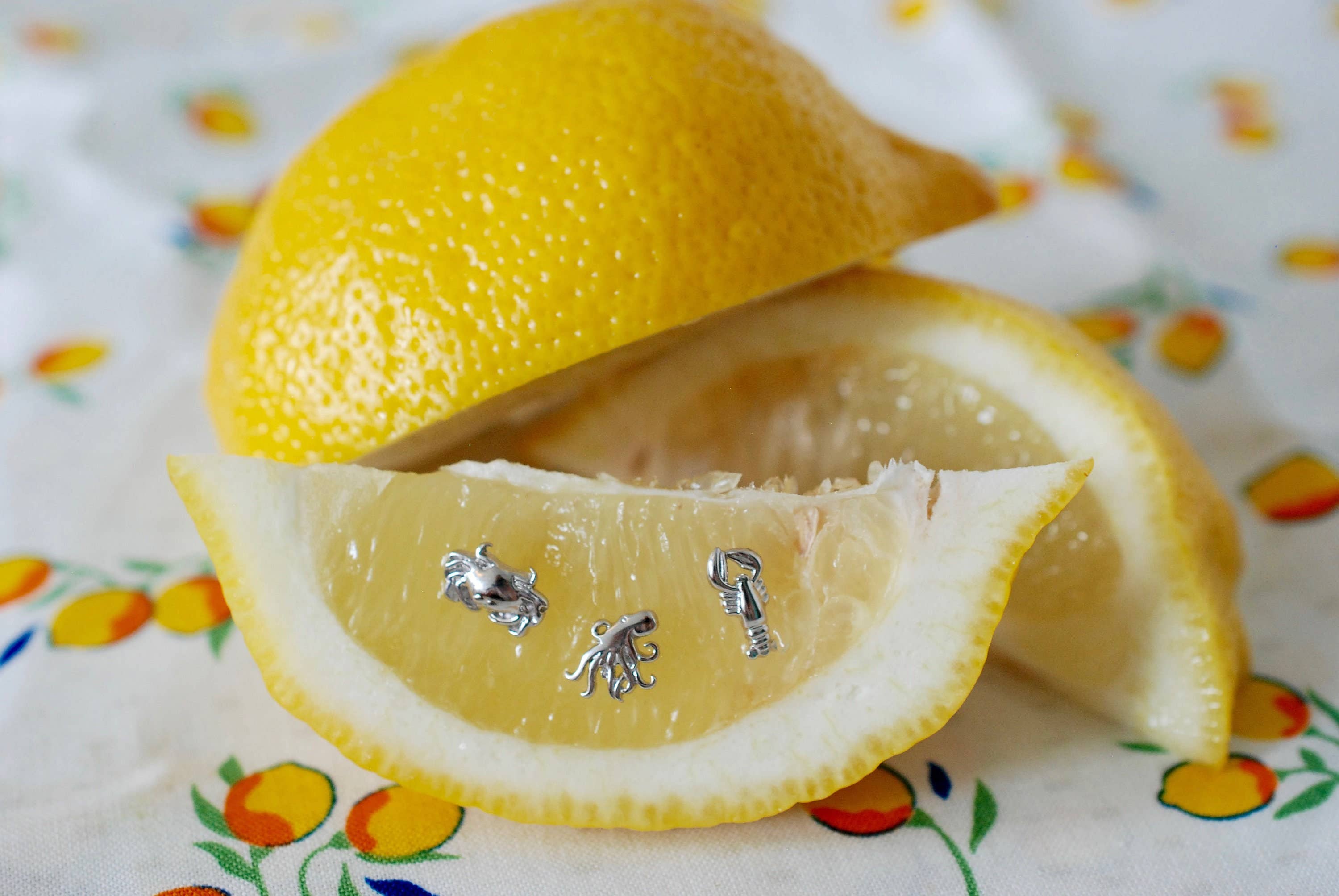 Delicacies Jewelry - Vente Clous d'oreille - Delicacies Jewelry Boucles d'oreilles crabe en argent sterling - Chaque achat aide à combattre la faim ! Cadeau gourmand, bijoux alimentaires2