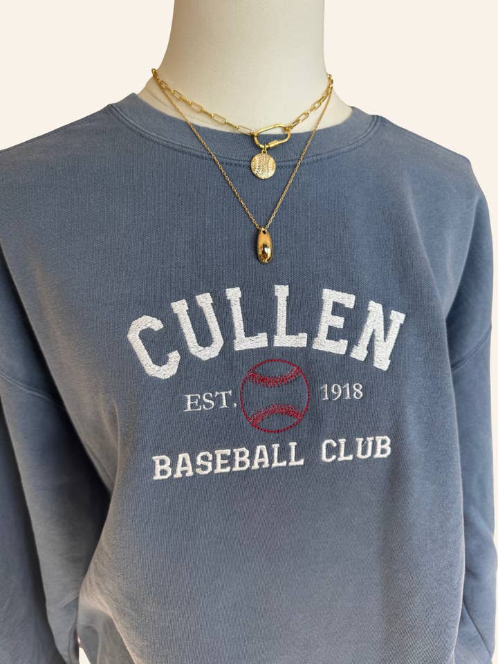 Cullen Baseball Club Camisola Bordada - Azul por atacado de The Sweet Starling Co