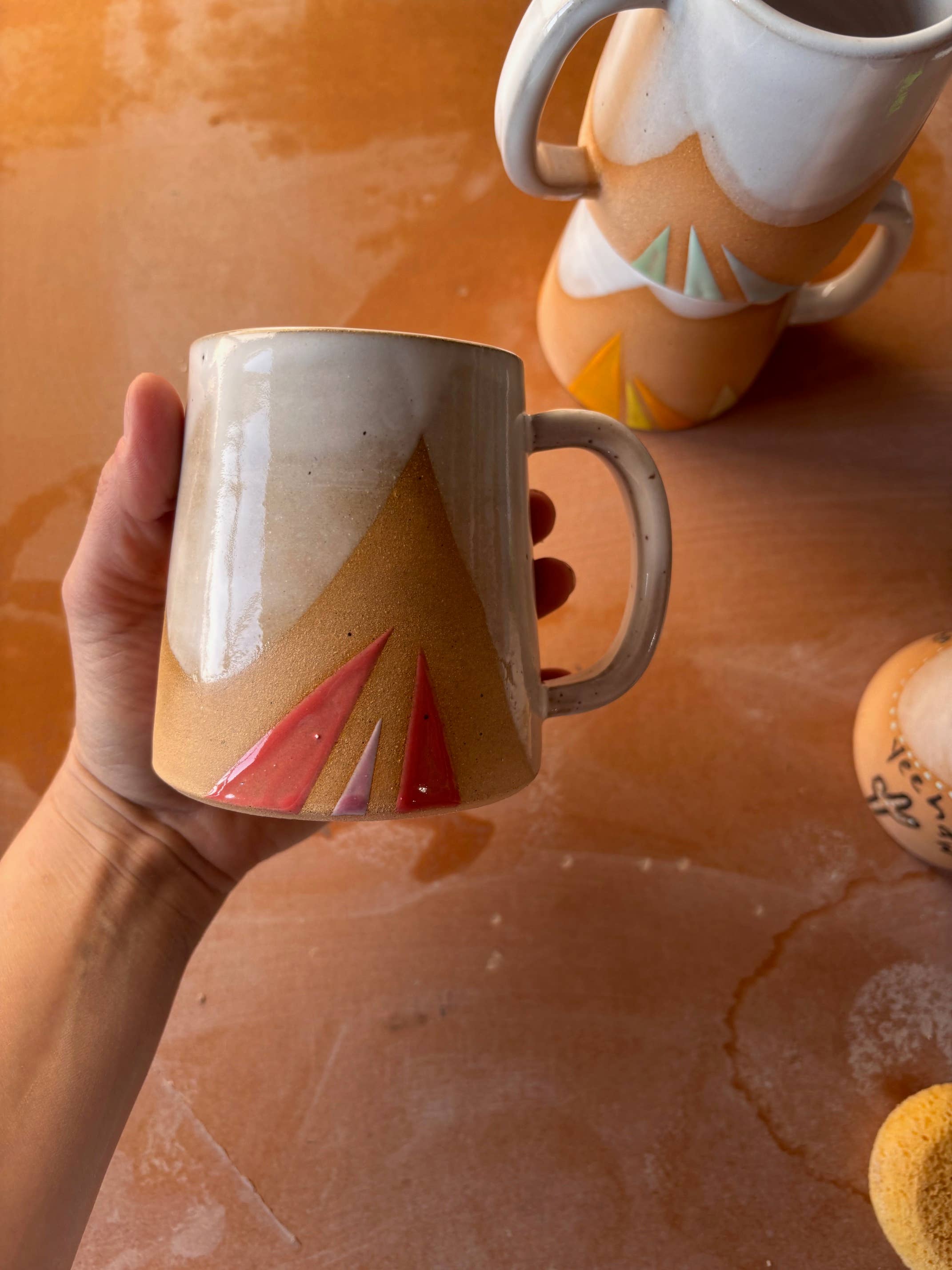 ROB Ceramics – wholesale Kaffekoppar – Handgjord keramikmugg med geometriskt triangelmotiv5