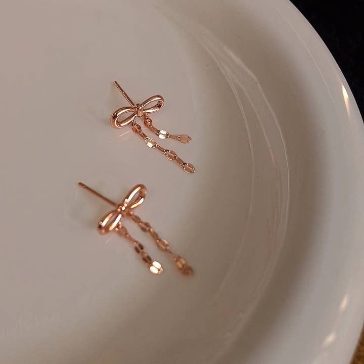 925 Silver Bow Tassel Stud Örhängen – Guldpläterade för wholesale av GenYLuxe