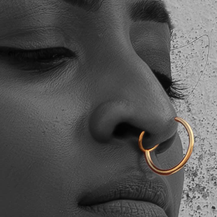 GULD Clarks Orbit Nose Pin för wholesale på Faire