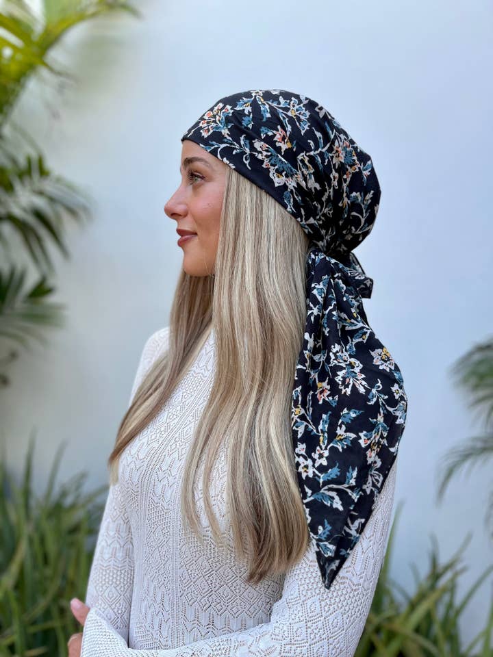 Foulard Quadrato con Motivo Floreale Ghiacciato per la vendita all'ingrosso da parte di The Scarf Bar