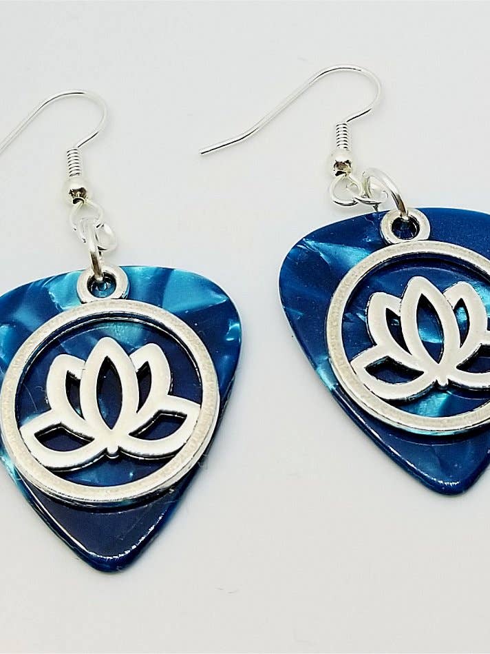 Boucles d'oreilles à breloques en forme de fleur de lotus encerclées pour guitare pour la vente par Simply Raevyn