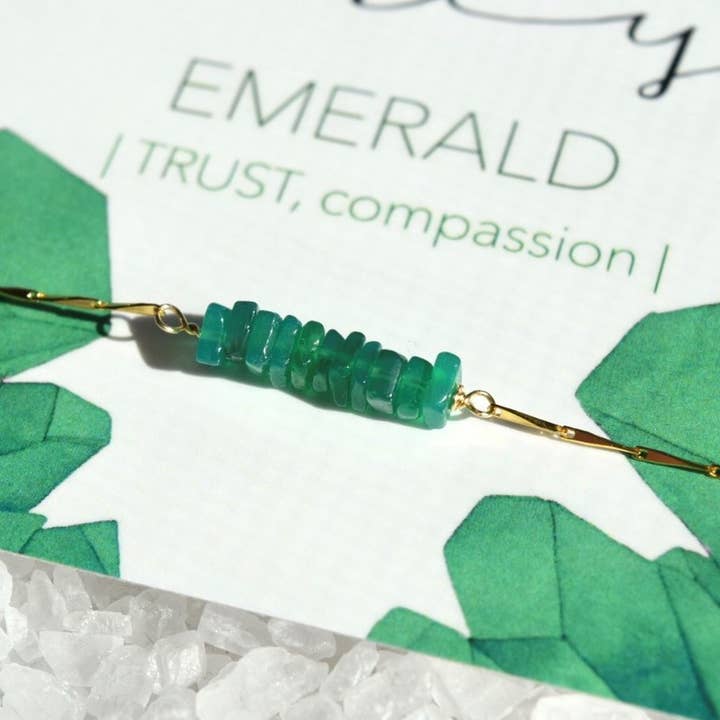 Heishi Birthstone Bar Halsband - Maj för wholesale av Rory Ashton Jewelry