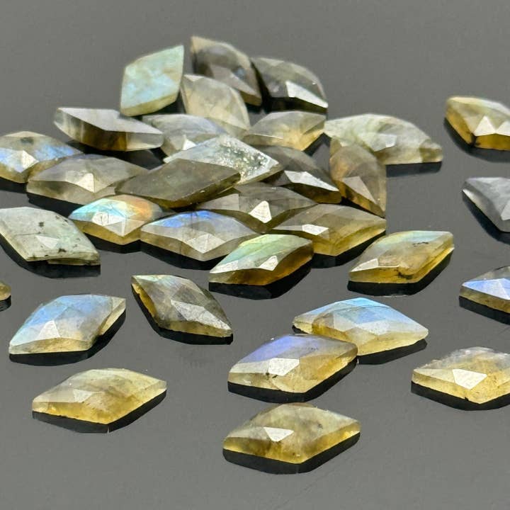 11 st labradorit rosenklippta lösa ädelstenar cabochoner, naturliga labradorit rosenklippta ringstenar i bulk för grossist DIY smyckestillverkning. för wholesale av Akstar Gems