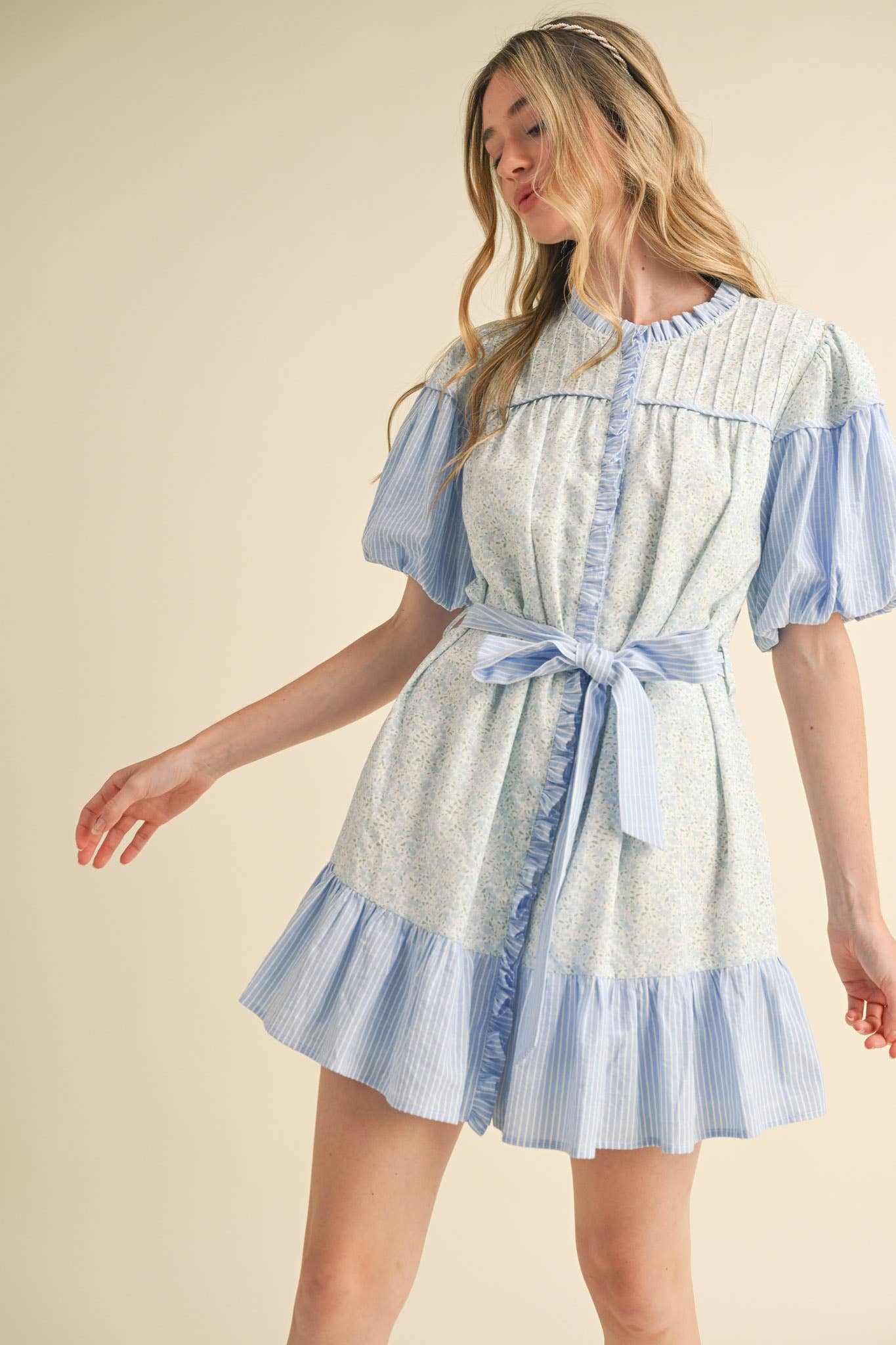 &MERCI – Engroshandel Kjole - Dame – MØNSTRET KJOLE MED FLÆSER MINI MDR385525