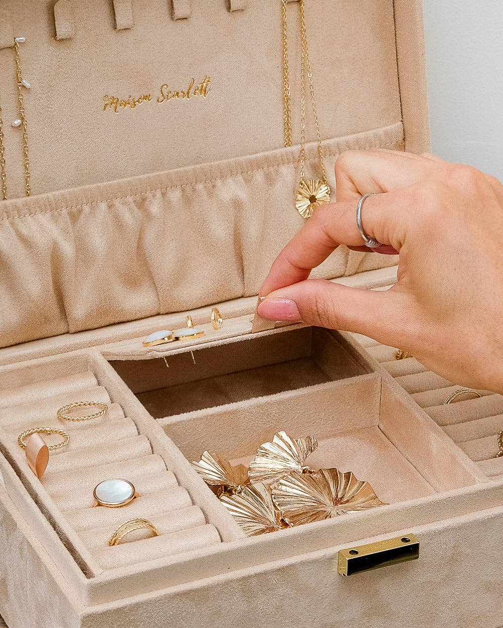 Maison Scarlett - Wholesale Jewelry Box/Organizer - Louise velvet jewelry box4