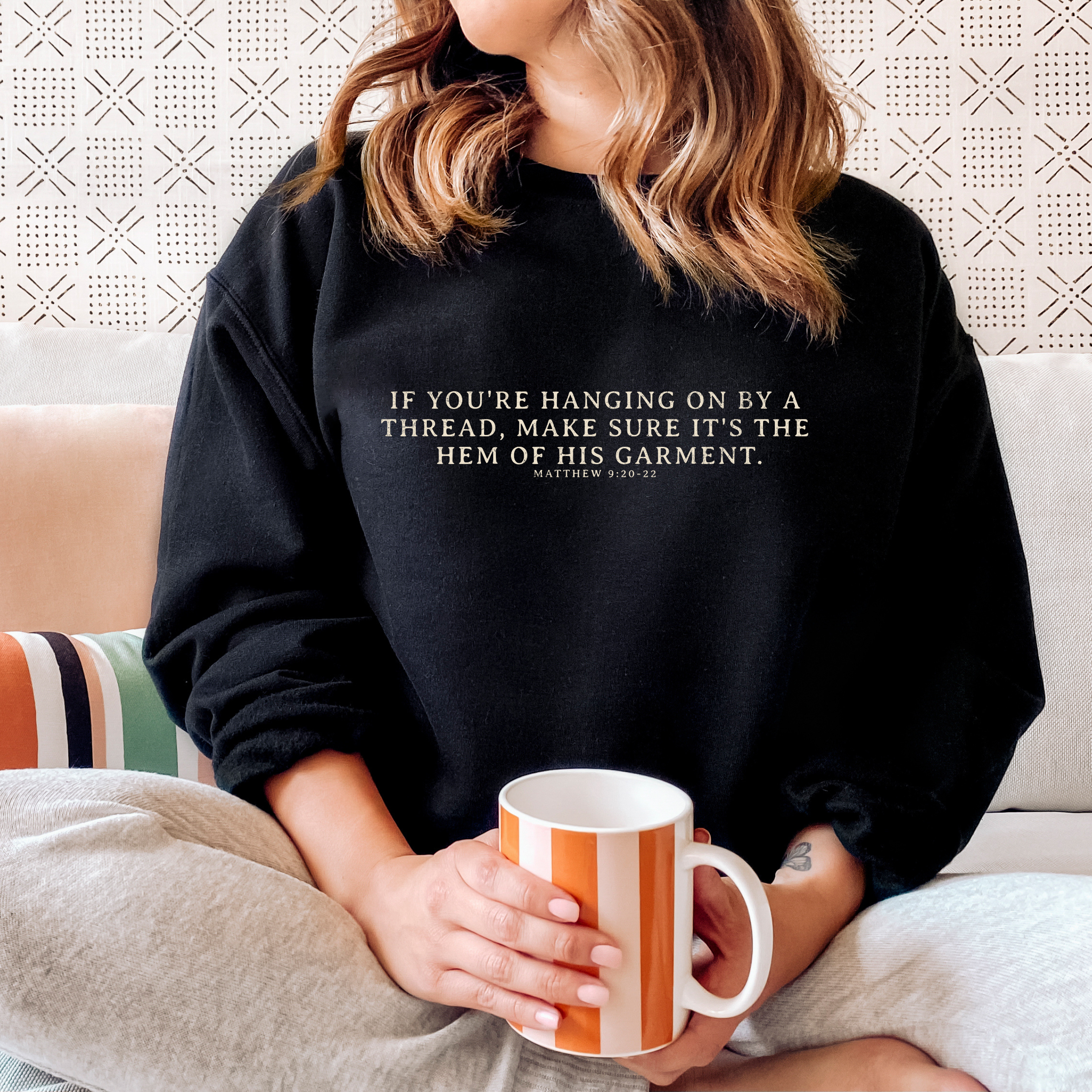 Wholehearted Motherhood and Co. – Großhandel Sweatshirt mit Grafikdruck – Unisex – Am Saum Seines Gewandes Hängend Christliches Sweatshirt2